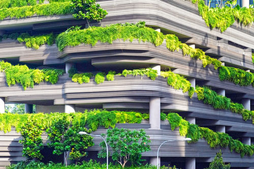 Imagem mostra um prédio com vegetação para demostrar uma construção verde