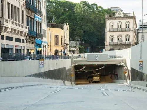 O Túnel Rio 450, no Rio de Janeiro, usou-se dos produtos impermeabilizantes Penetron na construção de 1.480 metros de extensão da via.