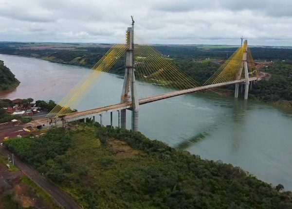 Imagem aérea da ponte Brasil-Paraguai.