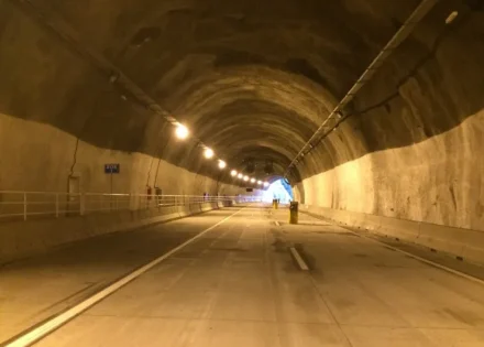Para aumentar a impermeabilidade das paredes de concreto do túnel foi utilizado aditivo autocicatrizante Penetron do Túnel Morro do Formigão.