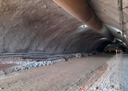 foto mostra a vista externa dos túneis do contorno de Florianópolis em construção