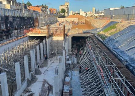 Imagem mostra uma visão ampla da obra do Metrô de Fortaleza