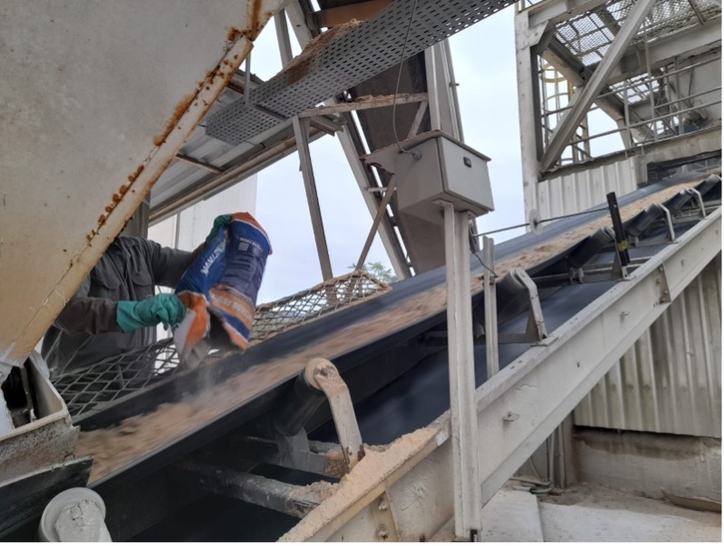 Imagem mostra a mistura do Penetron Admix ao concreto para executar a impermeabilização de viga baldrame