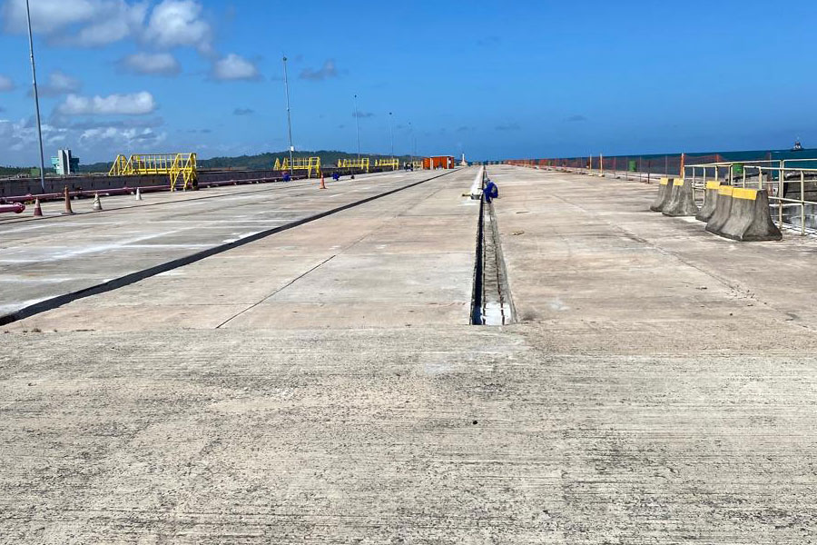 Imagem mostra detalhe da aplicação de soluções Penetron para impermeabilização e proteção do concreto no Porto de Suape